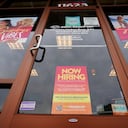 ARCHIVO - Un cartel de pedido de empleados en Richmond, Virginia, EEUU, 2 de junio de 2021. (AP Foto/Steve Helber)