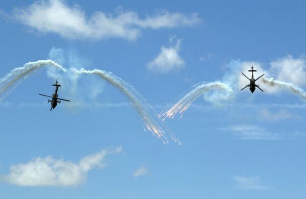 Los helicópteros estadounidenses Arpía AH-60 son capaces de mantenerse verticales y hacer dibujos con bengalas en pleno vuelo.