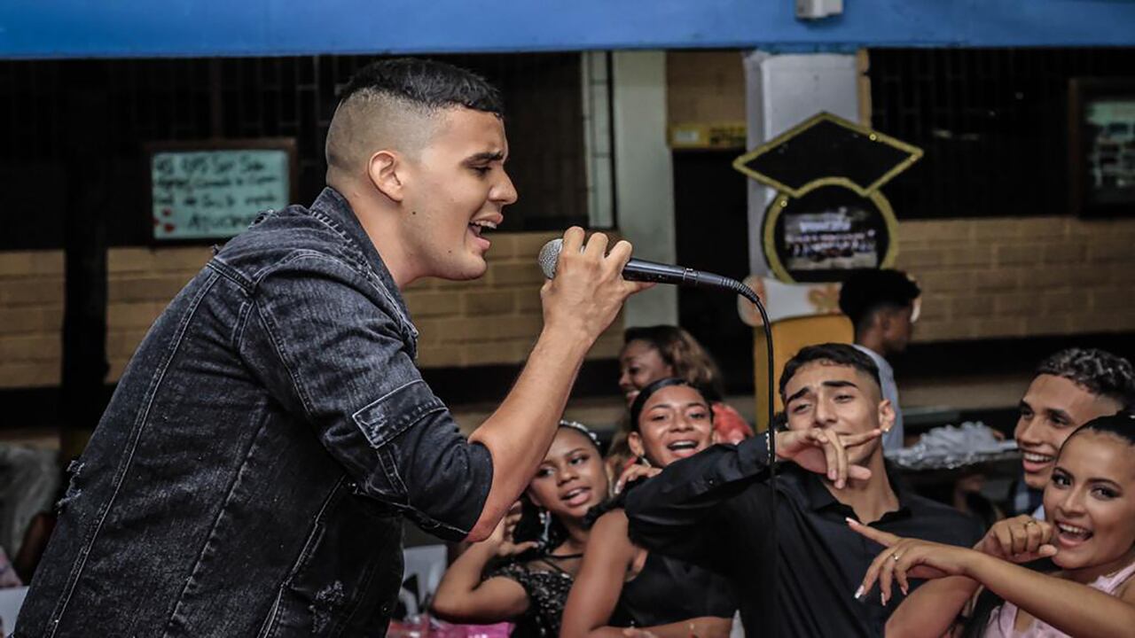 En la foto se ve a Daniel cantando sobre una tarima.