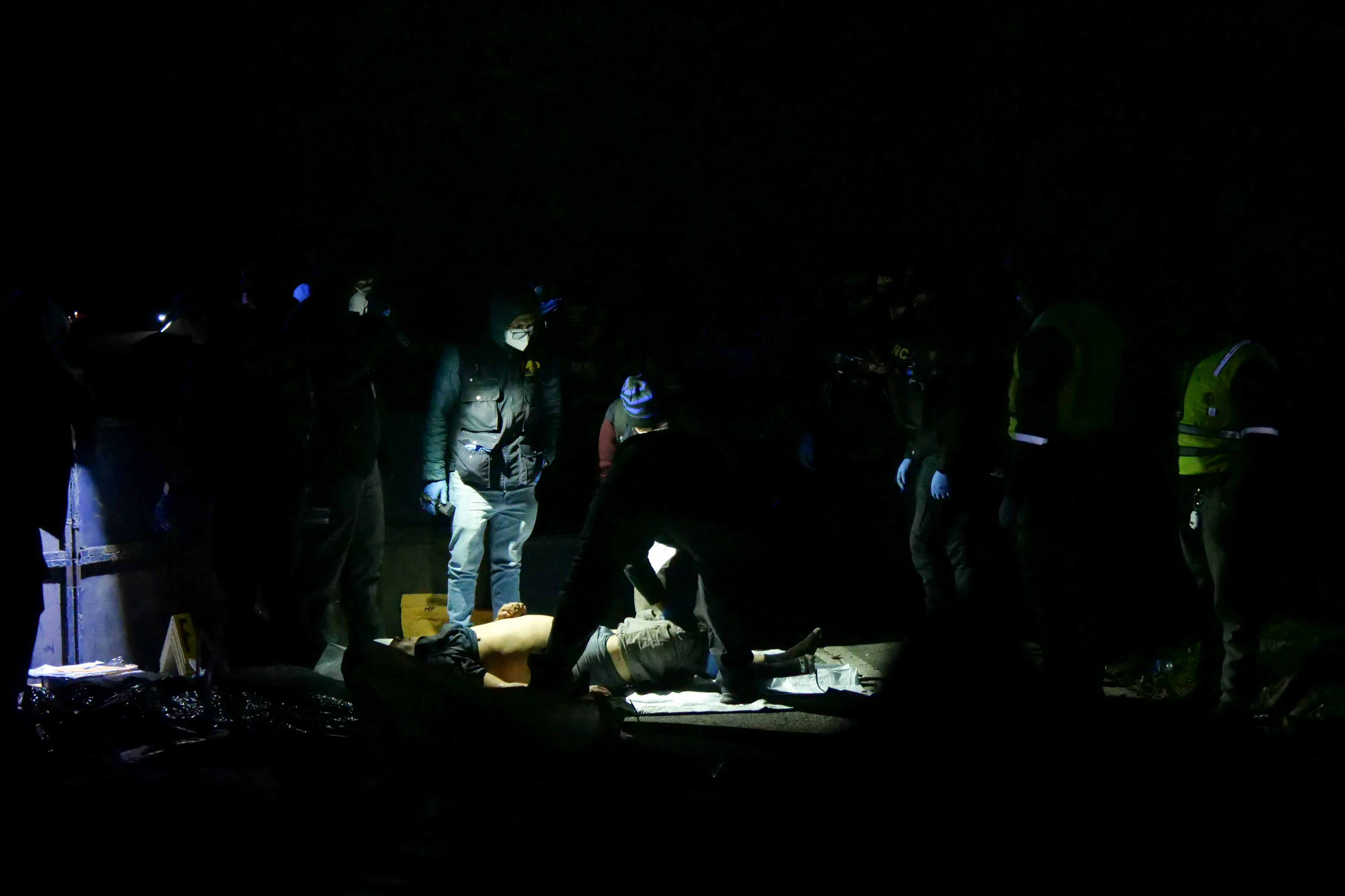 En las imágenes se ven a rescatistas, bomberos, policías, soldados y civiles trabajando por rescatar a las personas atrapadas entre los hierros retorcidos del bus.