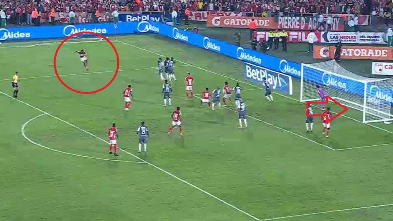 Momento exacto del remate de Hugo Rodallega.