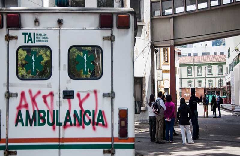Entre los edificios Central y San Jorge del Hospital San Juan de Dios está parqueada una ambulancia con la lista de los pacientes por recoger el primero de noviembre de 1999, el día en que todo dejó de funcionar. Esa es una de las paradas clave del recorrido que las enfermeras ofrecen, gratuitamente, el último domingo de cada mes. Foto: David Amado-Semana.