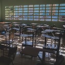 Aula de clases abandonada.
