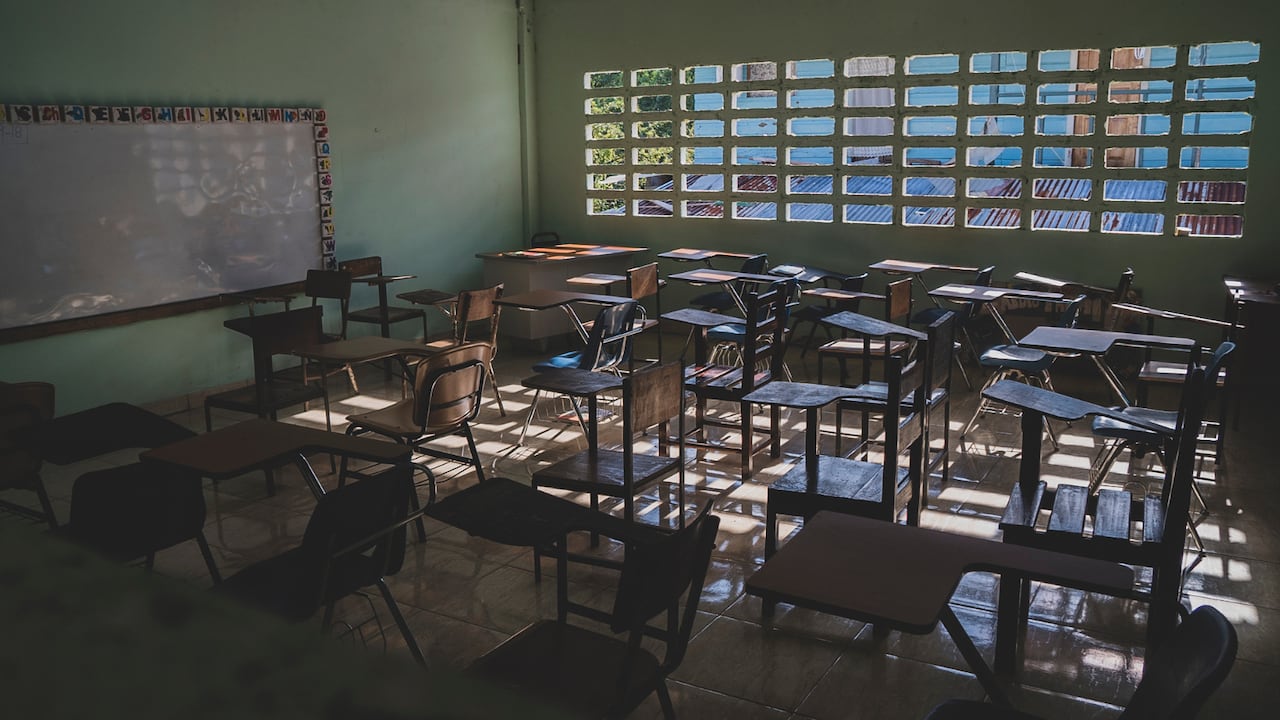 Aula de clases abandonada.