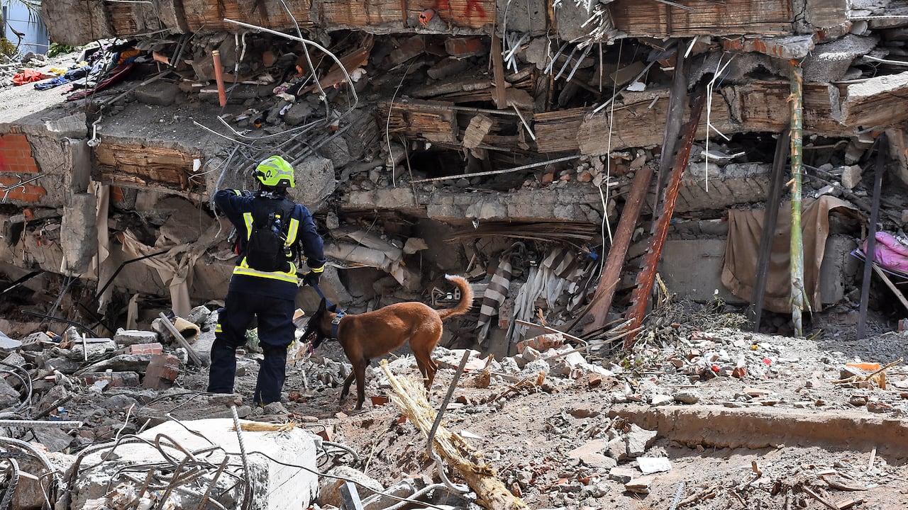 Colapso de estructura tras el terremoto.