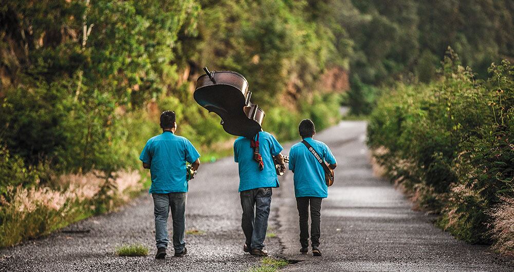 La banda Tzirekua camina casi cinco kilómetros para llegar, desde sus comunidades, a Tzintzuntzan. Luego, acompañan a las familias hasta el panteón