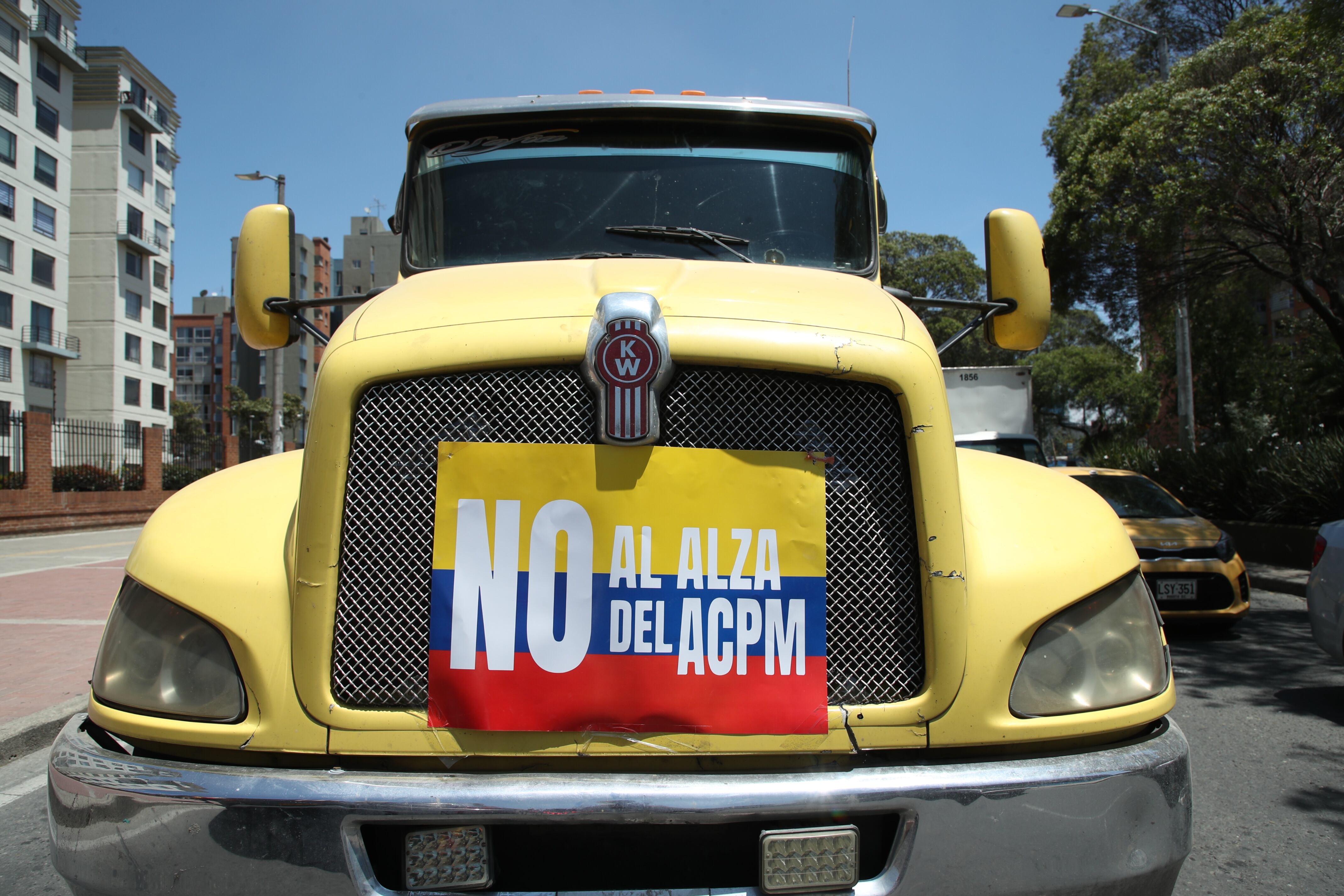 Paro de transportadores por el alza del combustible, camiones, tractomulas