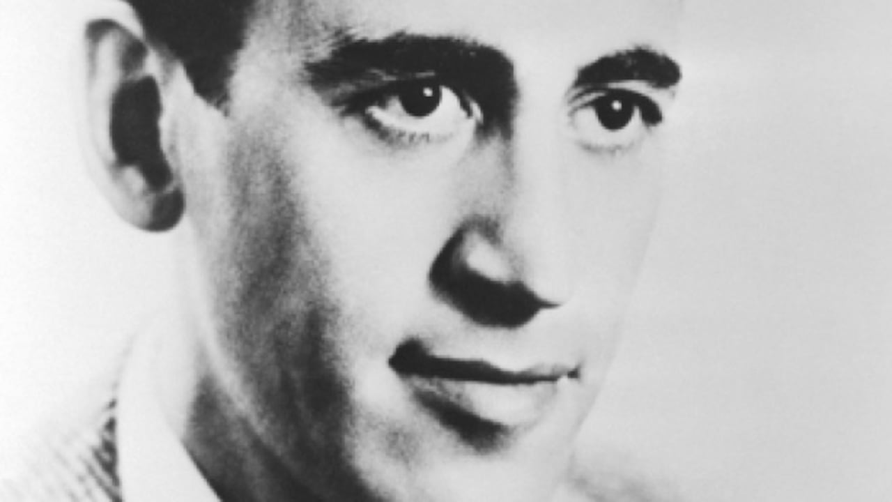 J. D. Salinger escribió uno de los libros más significativos del siglo pasado ‘El guardián entre el centeno’. Solo en Estados Unidos llegó a los 60 millones de lectores, a los que cada año se suman 250.000 más. Una nueva biografía ayuda a descubrir muchos de los misterios que rodeaban al autor.
