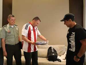 General Carlos Triana, director de la Policía Nacional, luciendo la camisa del Junior de Barranquilla.