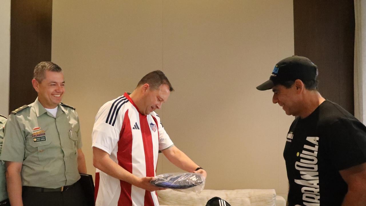 General Carlos Triana, director de la Policía Nacional, luciendo la camisa del Junior de Barranquilla.