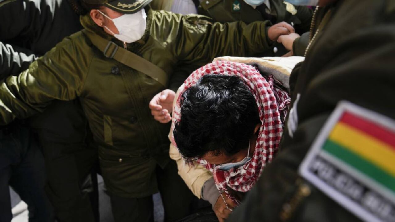Alex Mendoza, líder estudiantil de 52 años en Bolivia fue arrestado por aparente caso de corrupción.