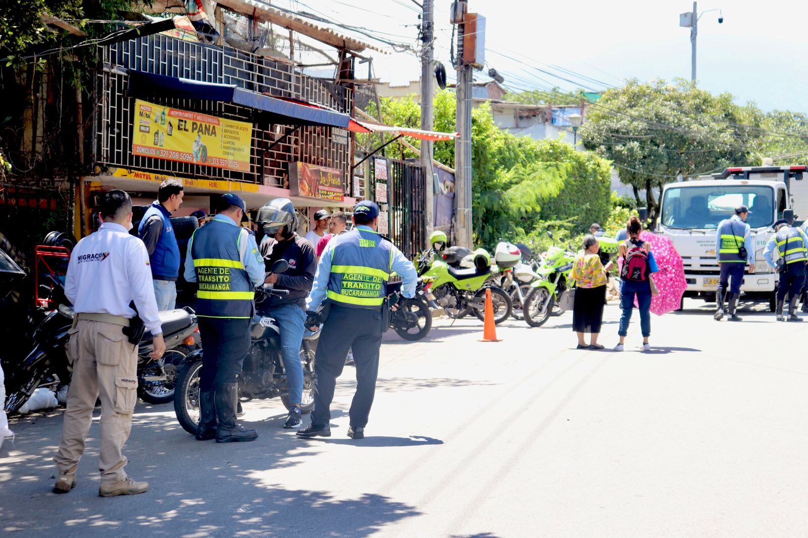 Autoridades verifican el cumplimiento de las normas de tránsito.