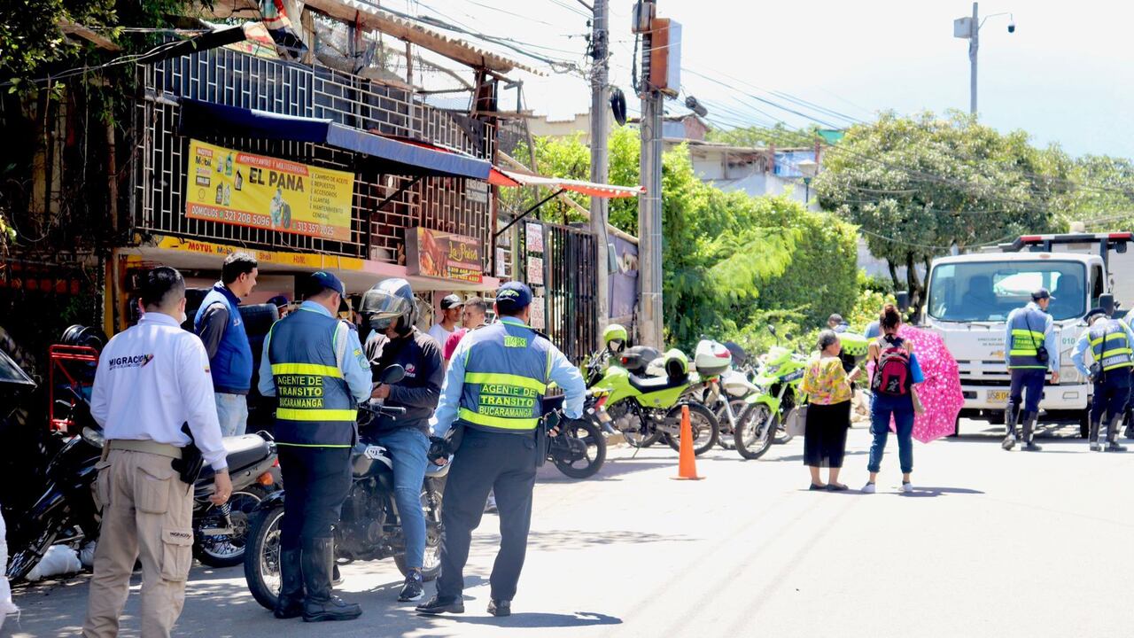 Autoridades verifican el cumplimiento de las normas de tránsito.