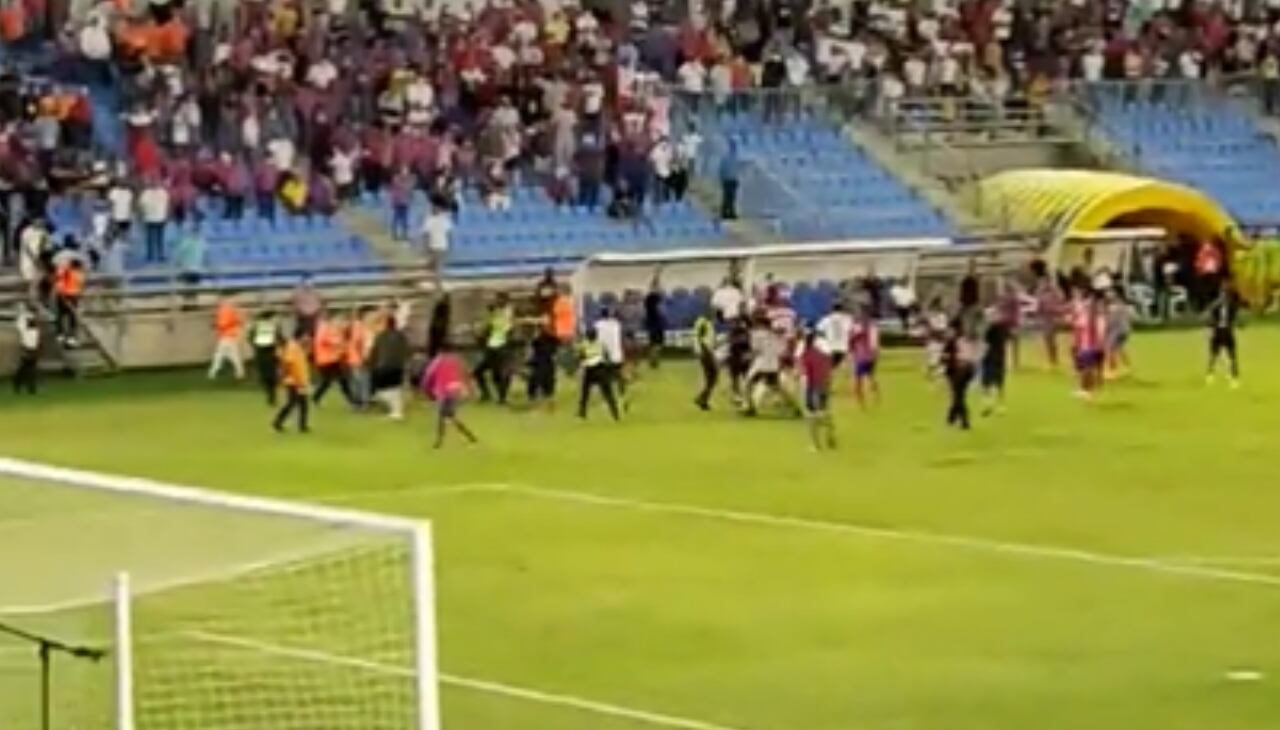 Los fanáticos del cuadro samario intentaron invadir la cancha tras el mal resultado de su equipo.