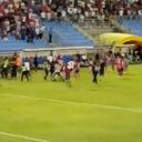 Los fanáticos del cuadro samario intentaron invadir la cancha tras el mal resultado de su equipo.