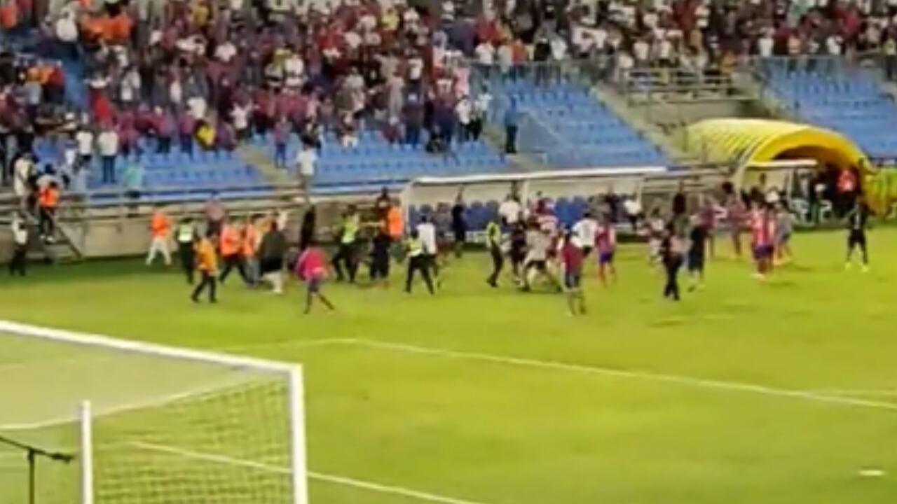 Los fanáticos del cuadro samario intentaron invadir la cancha tras el mal resultado de su equipo.