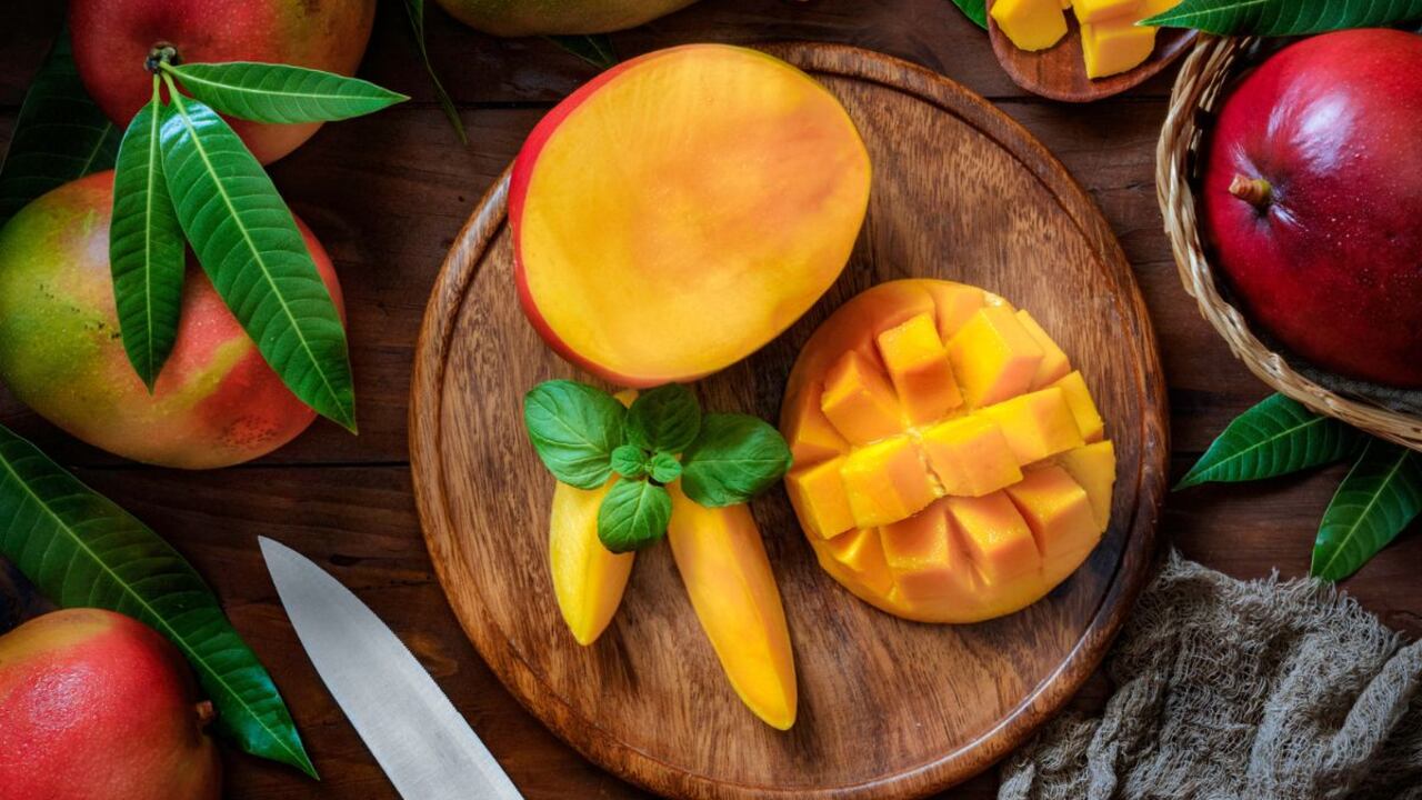 El mango aporta diversos beneficios para la salud como ayudar a combatir inflamaciones, fortalecer el sistema inmune y reducir el riesgo de desarrollar enfermedades cardiovasculares,