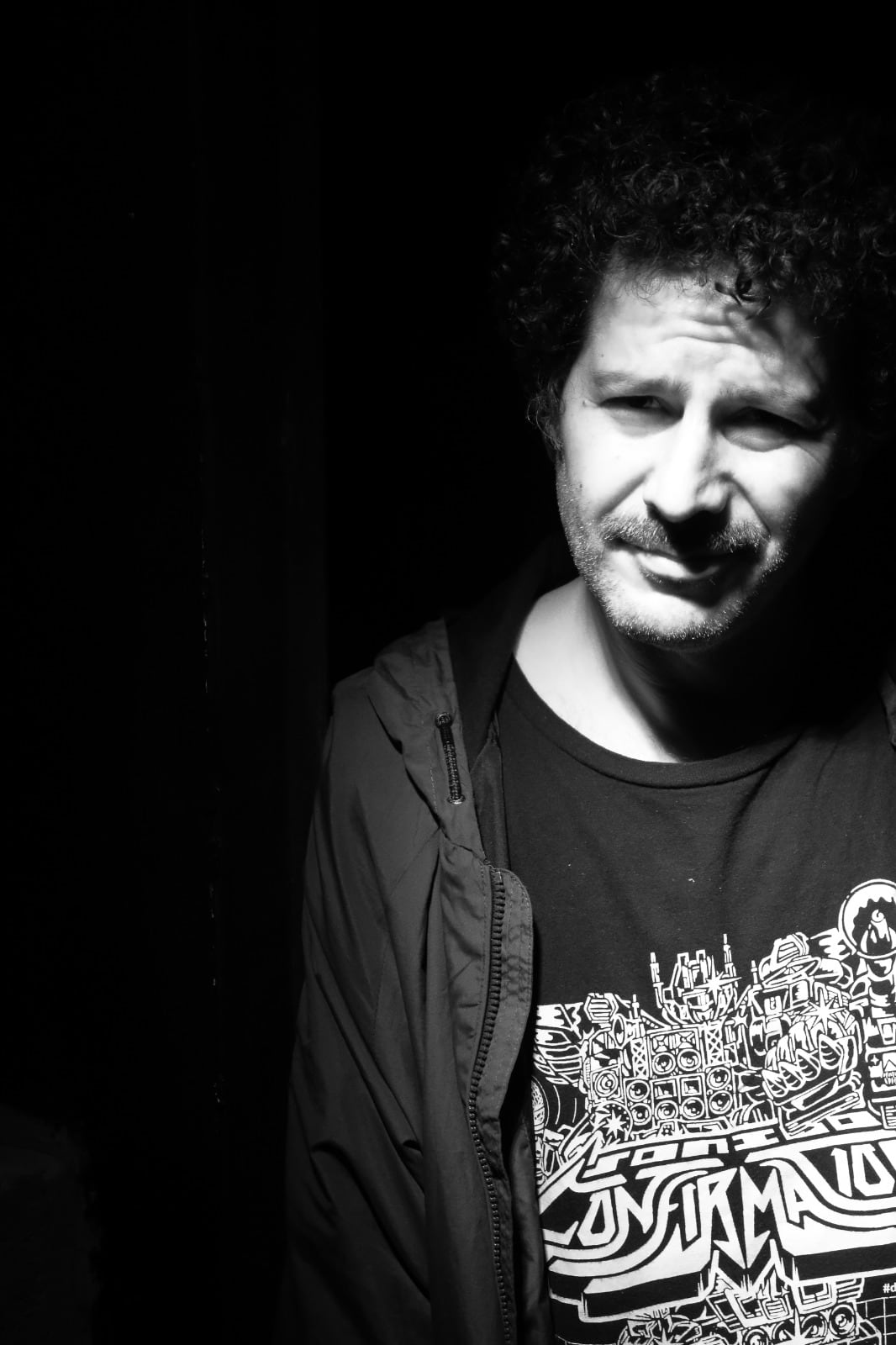 Immanuel Miralda, mejor conocido como Ima Felini, ha trazado un camino en el que converge la tradición con la experimentación. Con su proyecto Amantes del Futuro el productor mexicano ha construido un universo sonoro en el que convergen algunas de las distintas vertientes de la cumbia con la influencia del ambient, el techno o el dub.