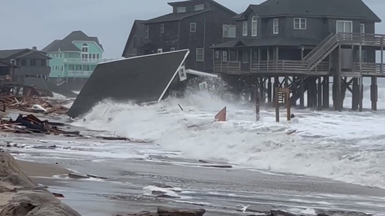 Las olas del huracán Humberto e Imelda destruyeron varias casas el martes 30 de septiembre en Carolina del Norte.