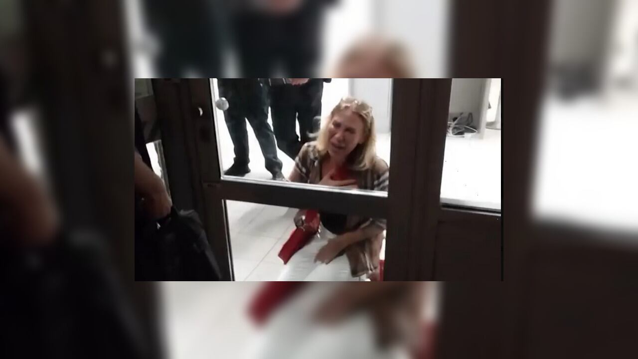 La pasajera que suplicó de rodillas que la dejaran tomar el vuelo, en Sofía (Bulgaria)