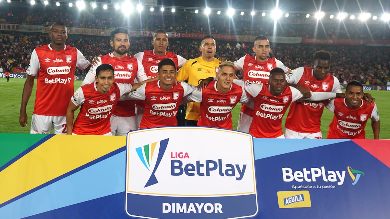 Jugadores de Independiente Santa Fe, celebran la victoria sobre America de Cali, al final de partido de la fecha 6 entre Independiente Santa Fe y America de Cali, por la Liga BetPLay DIMAYOR I 2020, en el estadio Nemesio Camacho El Campin de la ciudad de Bogota. / Players of Independiente Santa Fe, celebrate the victory to America de Cali, at the end of a match of the 6th date between Independiente Santa Fe and America de Cali, for the BetPlay DIMAYOR I Leguaje 2020 at the Nemesio Camacho El Campin Stadium in Bogota city. / Photo: VizzorImage / Luis Ramirez / Staff.