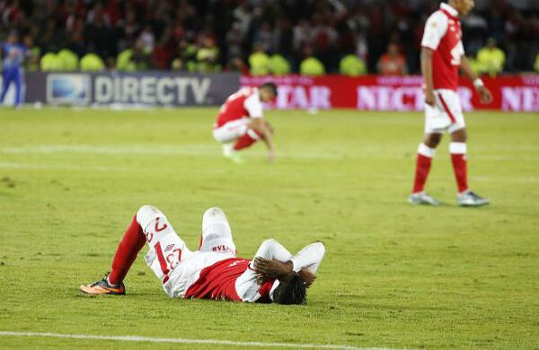 Dos derrotas en menos de ocho días dejaron a los jugadores de Santa Fe desconsolados. Foto: Guillermo Torres