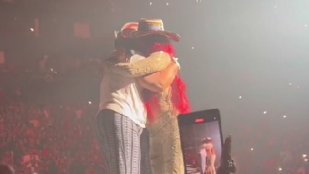 La abuelita y Karol G tuvieron un emotivo encuentro en una de sus últimas presentaciones.
