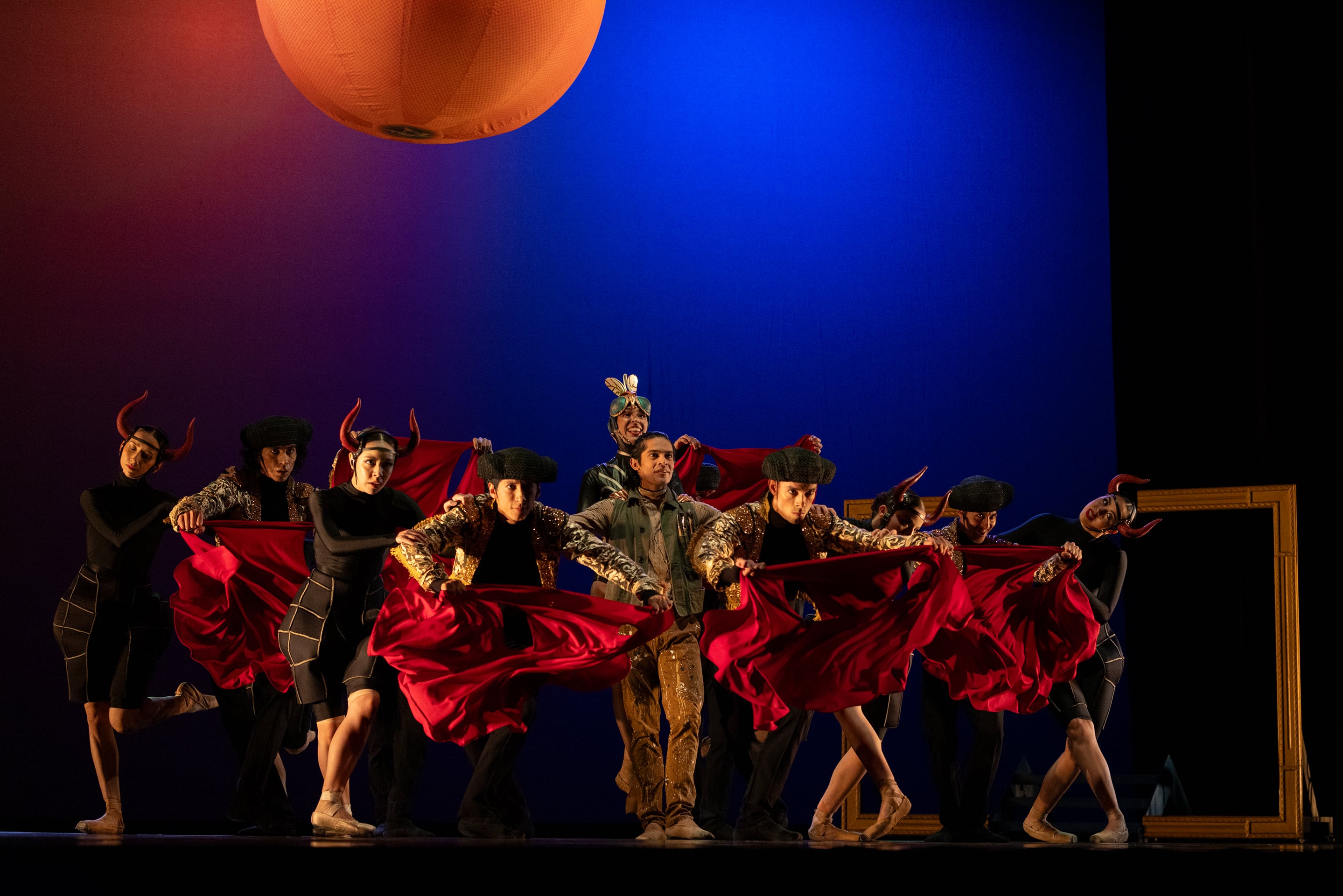 Fusiona danza, música y escenografía inspiradas en el inconfundible estilo del maestro.