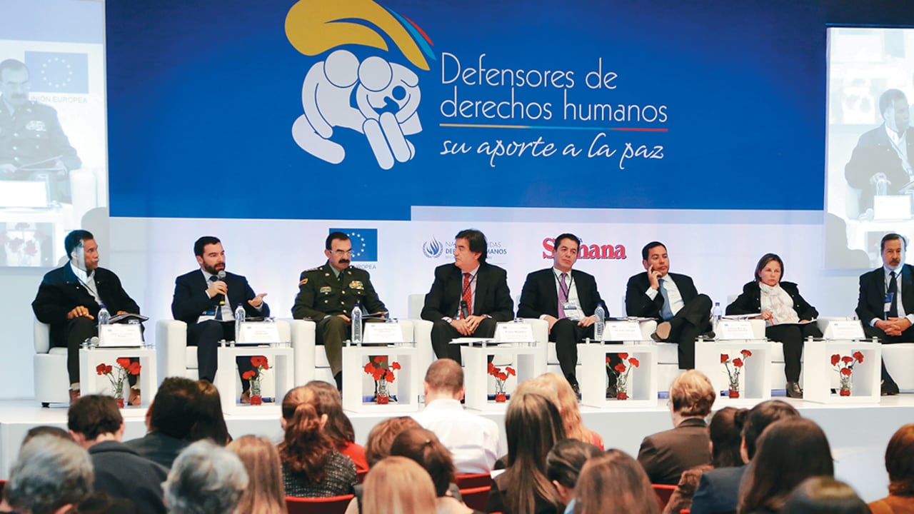 Panelistas del conversatorio: ‘El papel de los defensores de Derechos Humanos en Colombia y su aporte a la paz’.