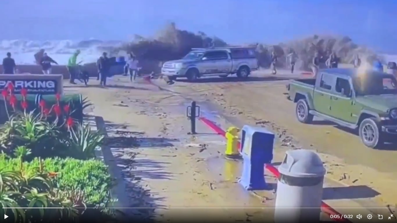 Enorme y aterradora ola golpea una playa de California, hiriendo a 8 personas.