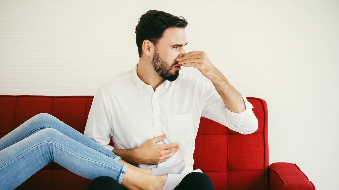 El mal olor en los pies puede presentarse por exceso de sudor.