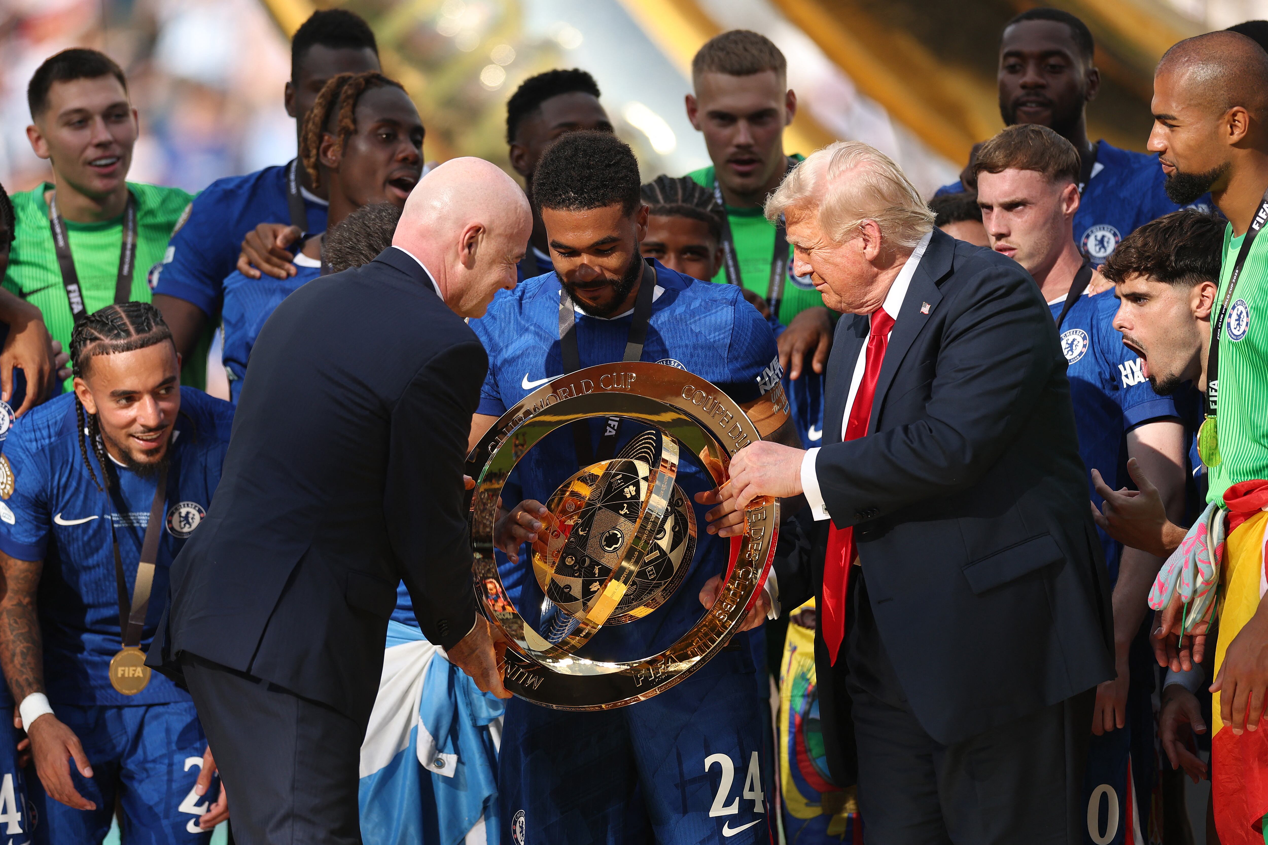 Donald Trump haciendo entrega del trofeo del Mundial de Clubes al Chelsea en el MetLife Stadium de Nueva York, Estados Unidos.
