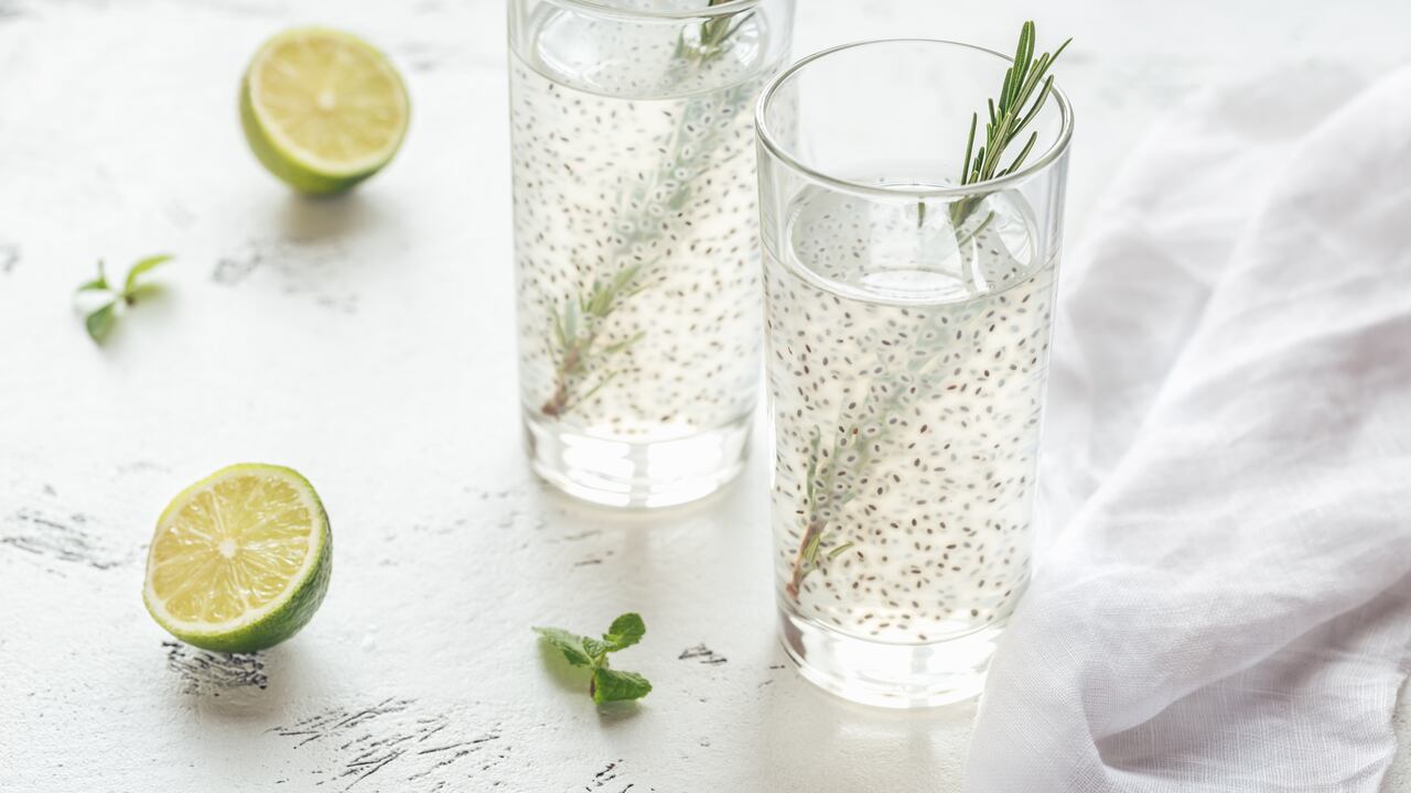 Las semillas de chía y limón ofrecen múltiples beneficios a la salud.