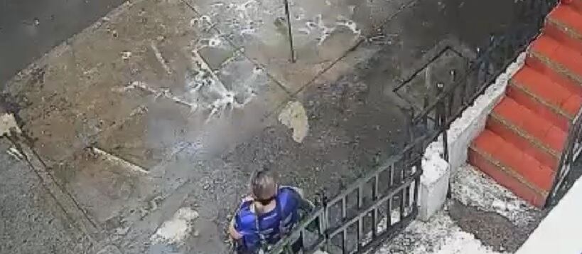 Robo en Cali: mujer adulta fue atacada por ladrón en moto, todo quedó registrado en video.