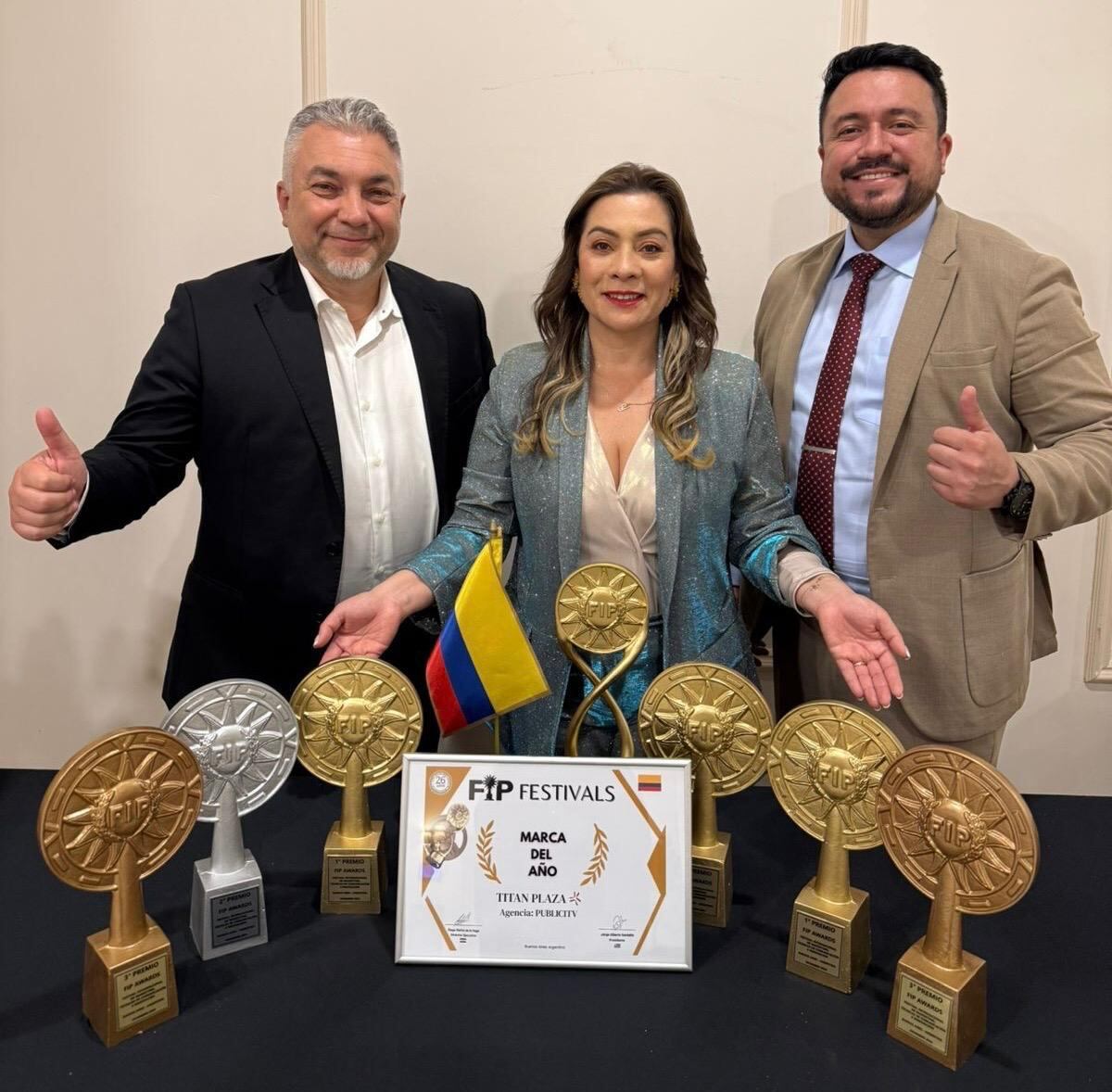 Yazmín Lombana, gerente de Titán Plaza, recibiendo los premios FIP Festival 2025 en Buenos Aires.