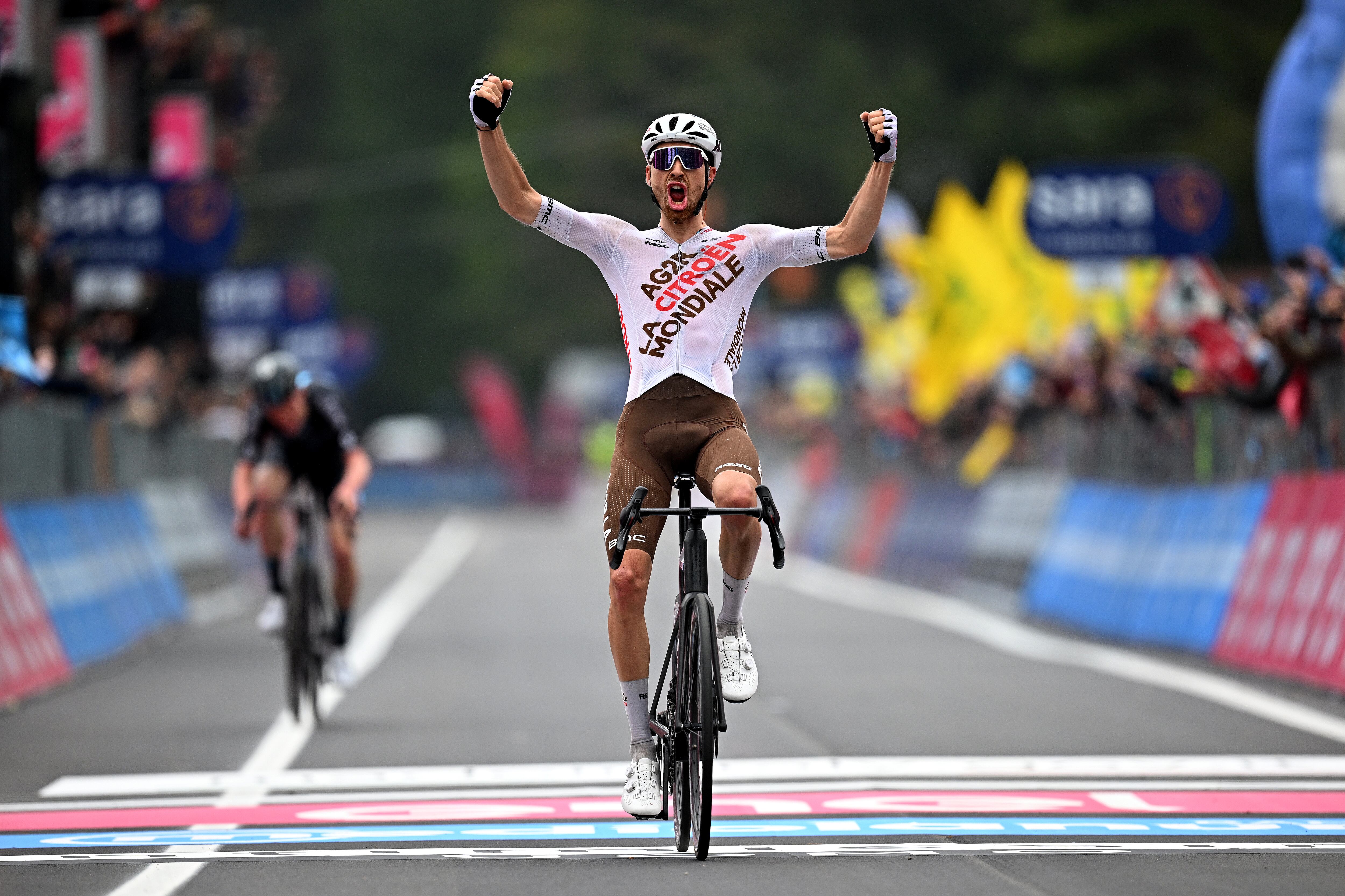 Aurélien Paret-Peintre de Francia y AG2R Citroën Team celebran en la línea de meta como ganador de etapa por delante de Andreas Leknessund de Noruega y Team DSM durante el 106º Giro d'Italia 2023, Etapa 4 a 175 km etapa de Venosa a Lago Laceno 1059m - Bagnoli Irpino / #UCIWT / el 09 de mayo de 2023 en Bagnoli Irpino, Italia.