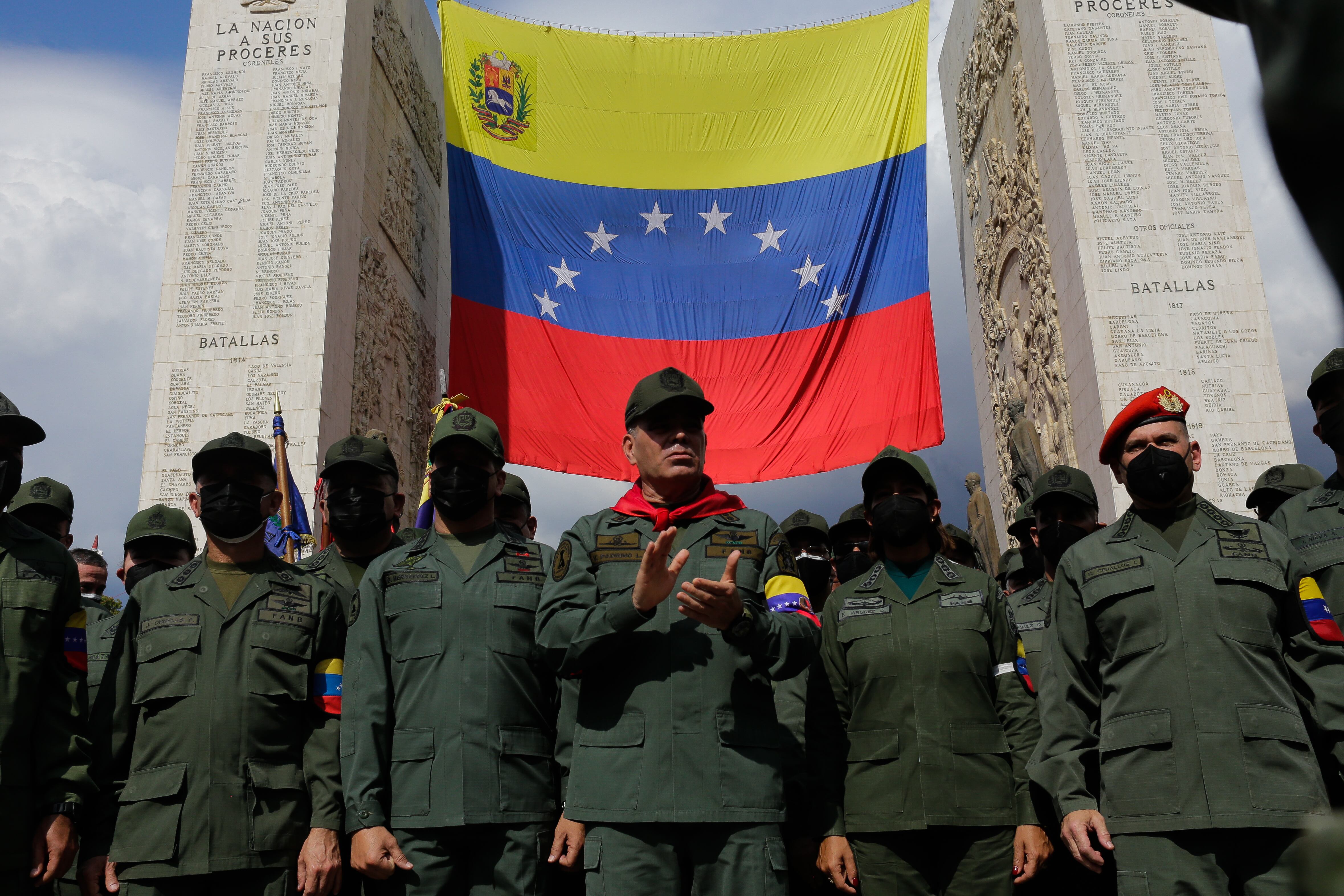 Ministro de Defensa, Vladimir Padrino junto a miembros de las Fuerzas Armadas de Venezuela