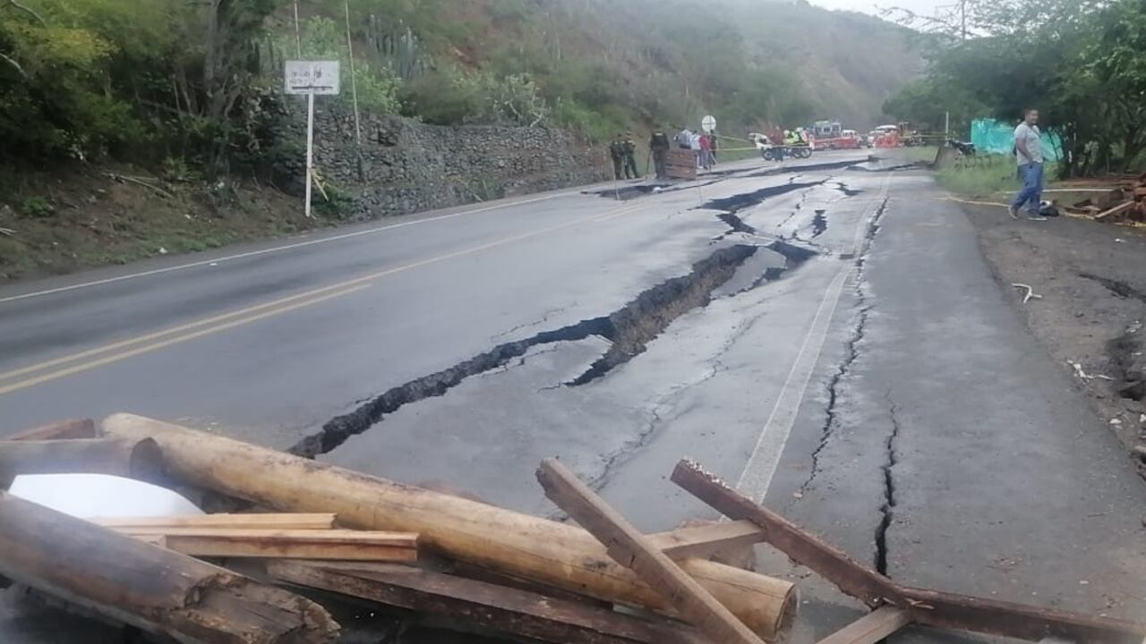 Las grietas en la vía Cali - Loboguerrero son gigantescas.