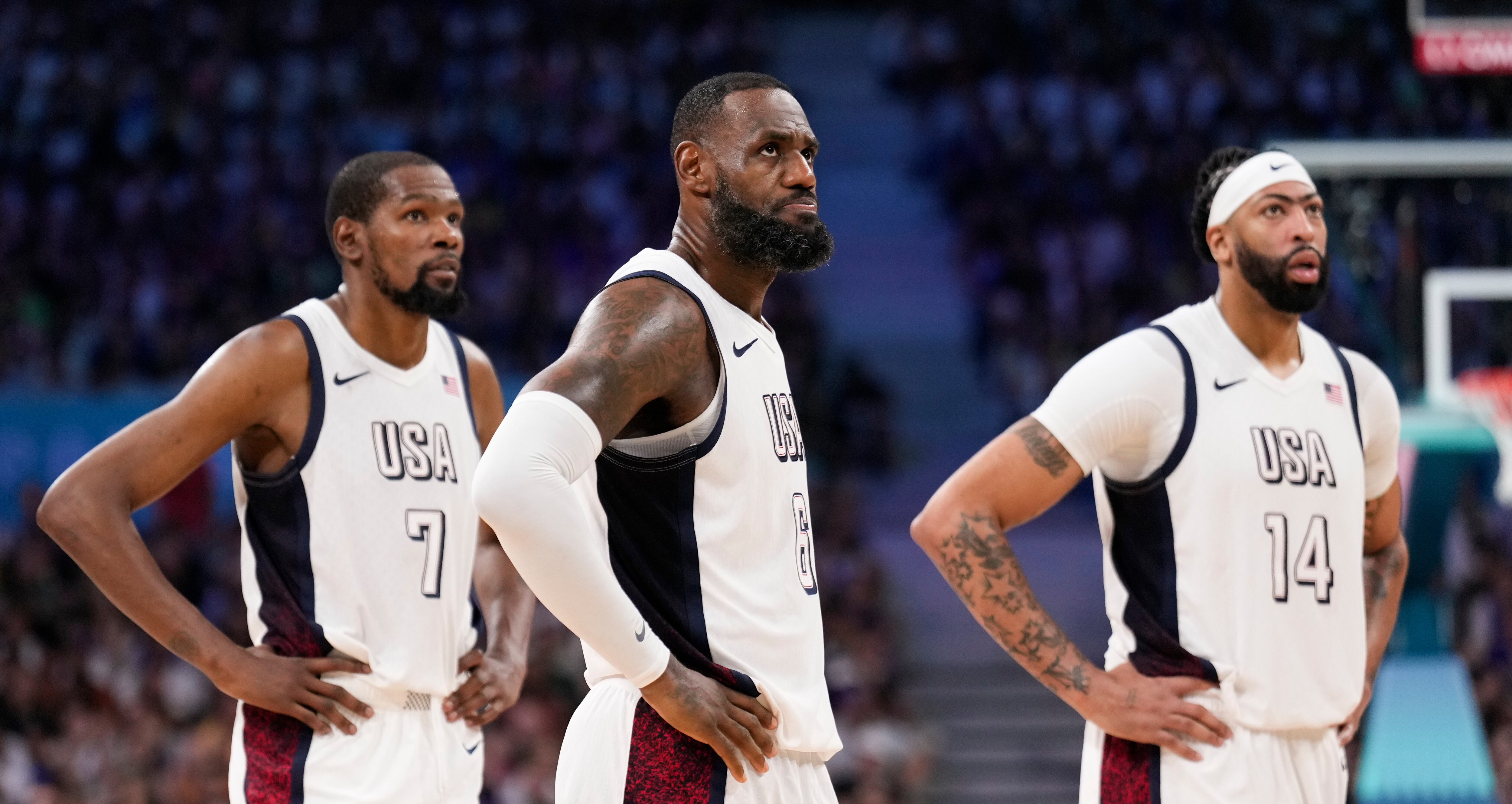 Los jugadores de Estados Unidos, de izquierda a derecha, Kevin Durant, LeBron James y Anthony Davis, hacen una pausa en un partido de baloncesto masculino contra Sudán del Sur en los Juegos Olímpicos de Verano de 2024, el miércoles 31 de julio de 2024, en Villeneuve-d'Ascq, Francia. (Foto AP/Mark J. Terrill)