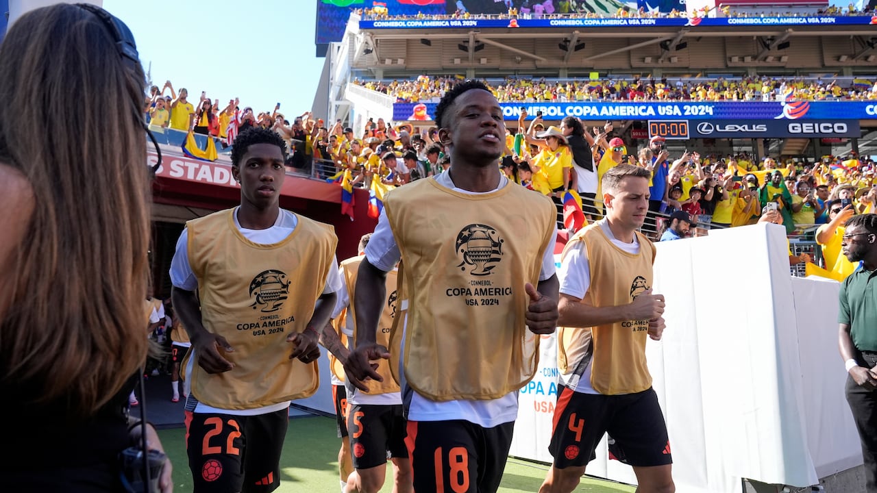 Yaser Asprilla (izquierda) Luis Sinisterra (centro) y Santiago Arias (derecha) con la Selección Colombia en el duelo ante Brasil por la fecha 3 del grupo D en la Copa América 2024.