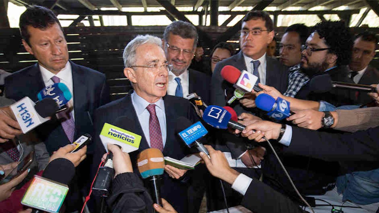 En una rueda de prensa el expresidente Uribe pasó de un repliegue estratégico a una ofensiva feroz contra sus detractores