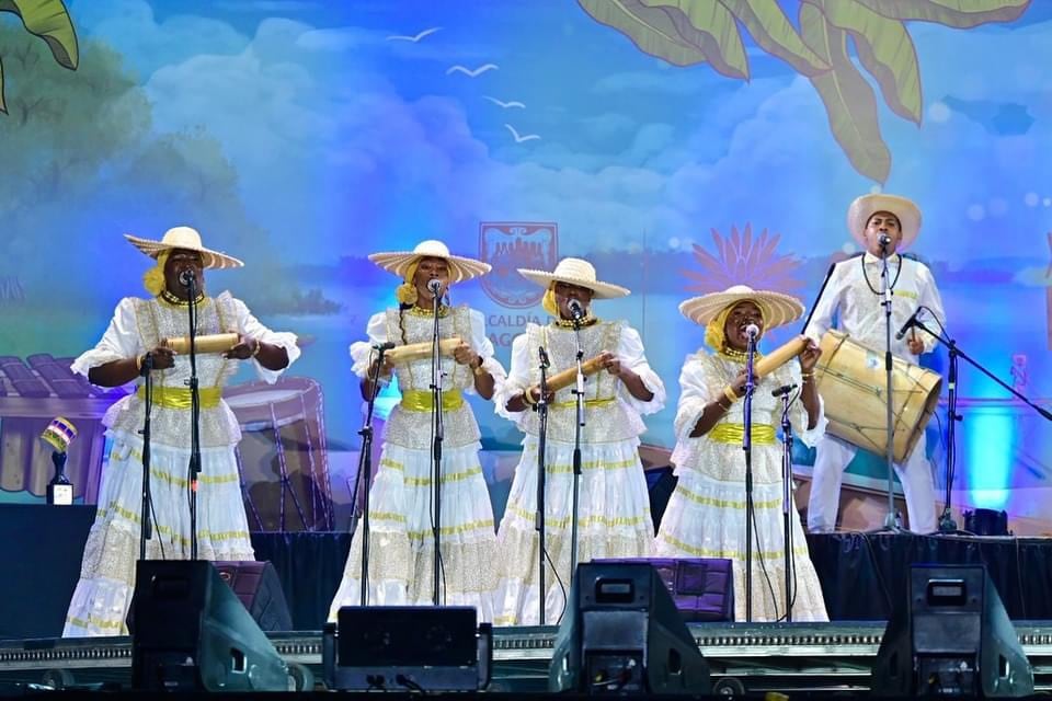 El grupo base se conforma de 11 jóvenes: cinco cantadores y seis percusionistas.