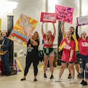 Los partidarios del derecho al aborto se manifiestan frente a la cámara del Senado en el Capitolio del estado de Virginia Occidental el martes 13 de septiembre de 2022 en Charleston, W.Va., mientras los legisladores debaten un proyecto de ley radical para prohibir el aborto en el estado con pocas excepciones.(Chris Dorst/Charleston Gazette-Mail via AP)