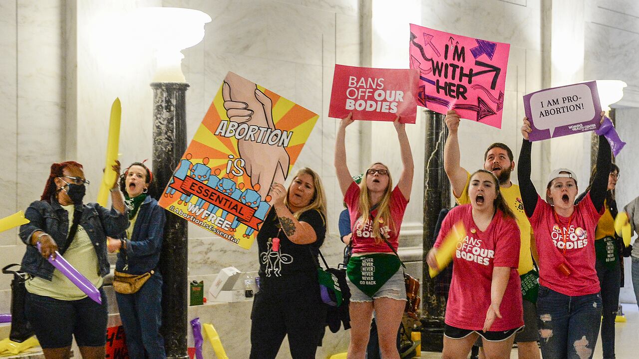 Los partidarios del derecho al aborto se manifiestan frente a la cámara del Senado en el Capitolio del estado de Virginia Occidental el martes 13 de septiembre de 2022 en Charleston, mientras los legisladores debaten un proyecto de ley radical para prohibir el aborto en el estado con pocas excepciones.(Chris Dorst/Charleston Gazette-Mail via AP).