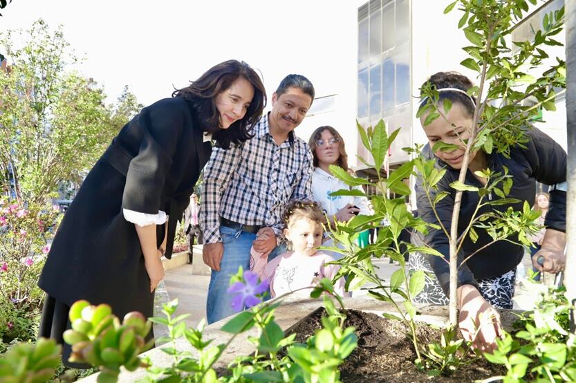 La secretaria Adriana Soto, junto con familiares de Estefanía, sembraron un árbol.