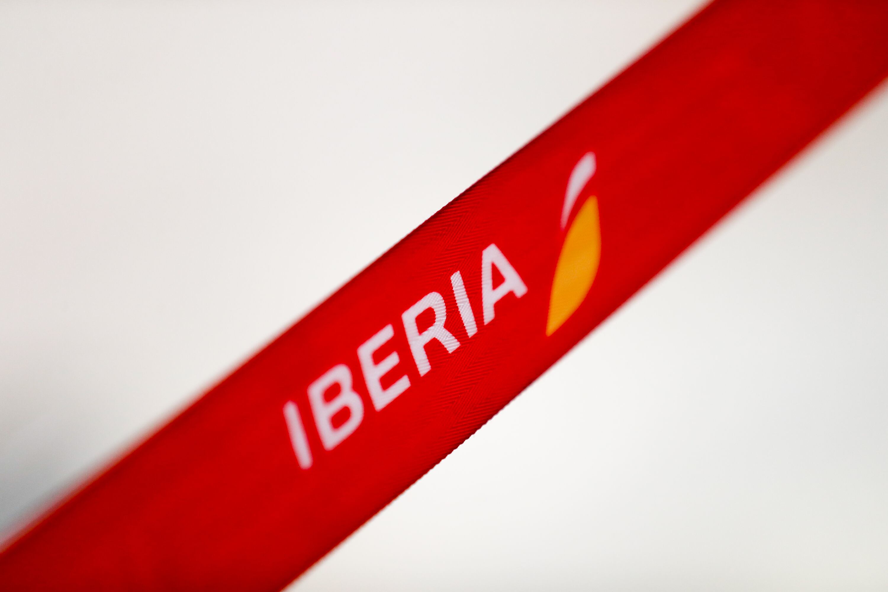 Cinta con el logo de la aerolínea Iberia.
Aeropuerto,Iberia, Baraja, logo. 
Óscar J.Barroso / Europa Press
  (Foto de ARCHIVO)