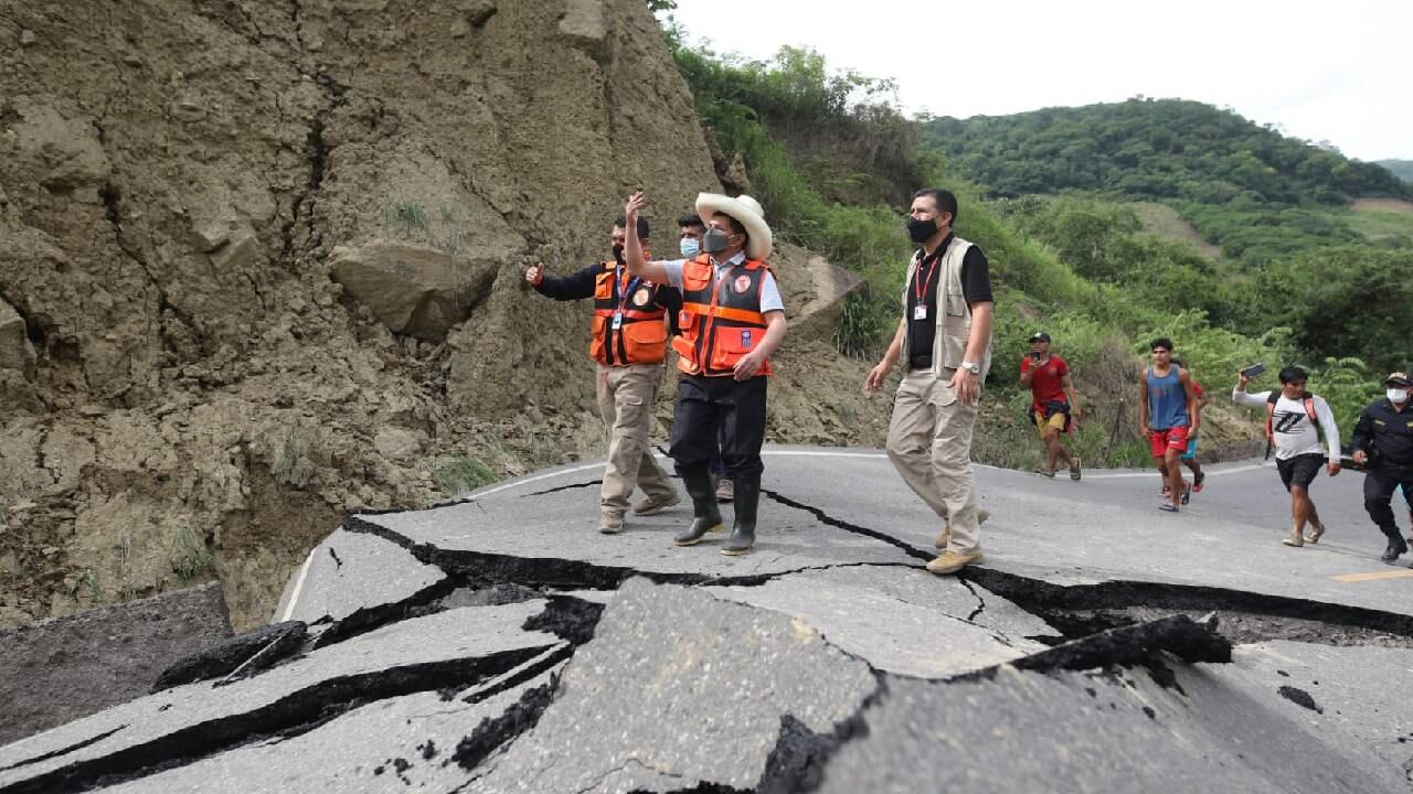 El presidente de Perú, Pedro Castillo, visitó la localidad de Santa María de Nieva, que también fue afectada por el terremoto. Foto Twitter. @presidenciaperú.