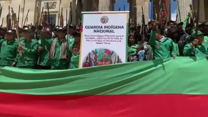 Guardia Indígena protesta frente al Congreso de la República este miércoles 3 de mayo de 2023.
