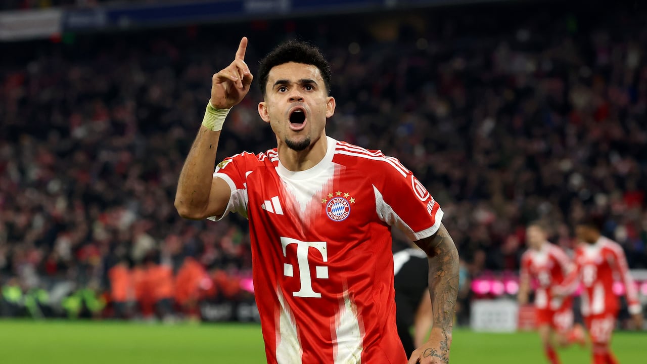 Luis Díaz celebra con la Bundesliga.