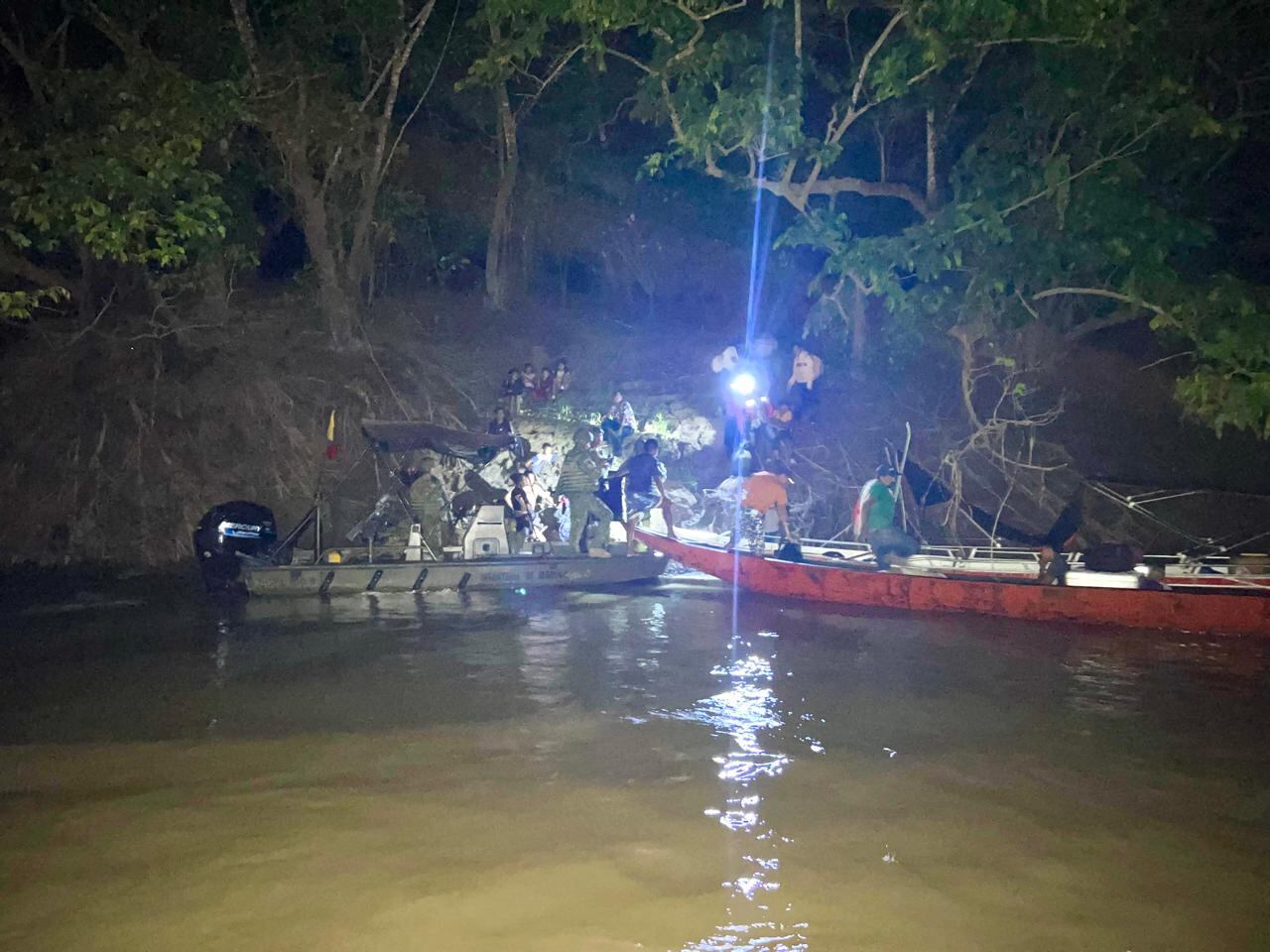 La Armada de Colombia rescató 33 personas tras naufragio en el río Guaviare.